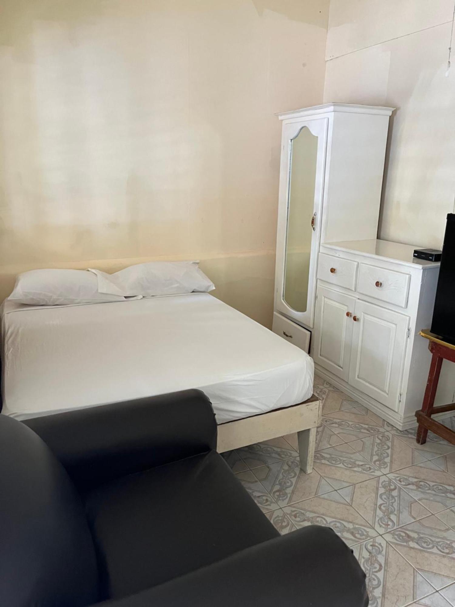 Andre'S Guest House Негрил Экстерьер фото