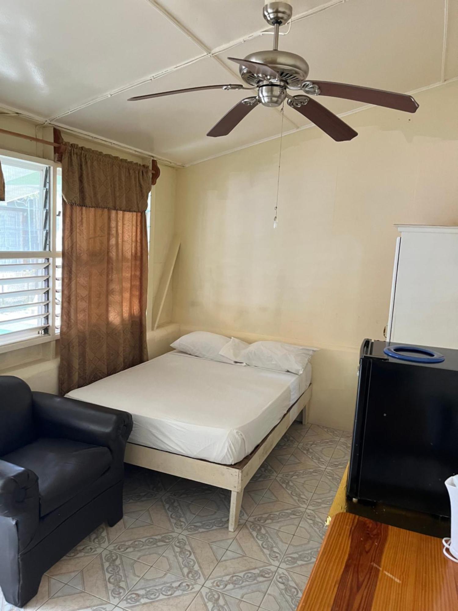 Andre'S Guest House Негрил Экстерьер фото